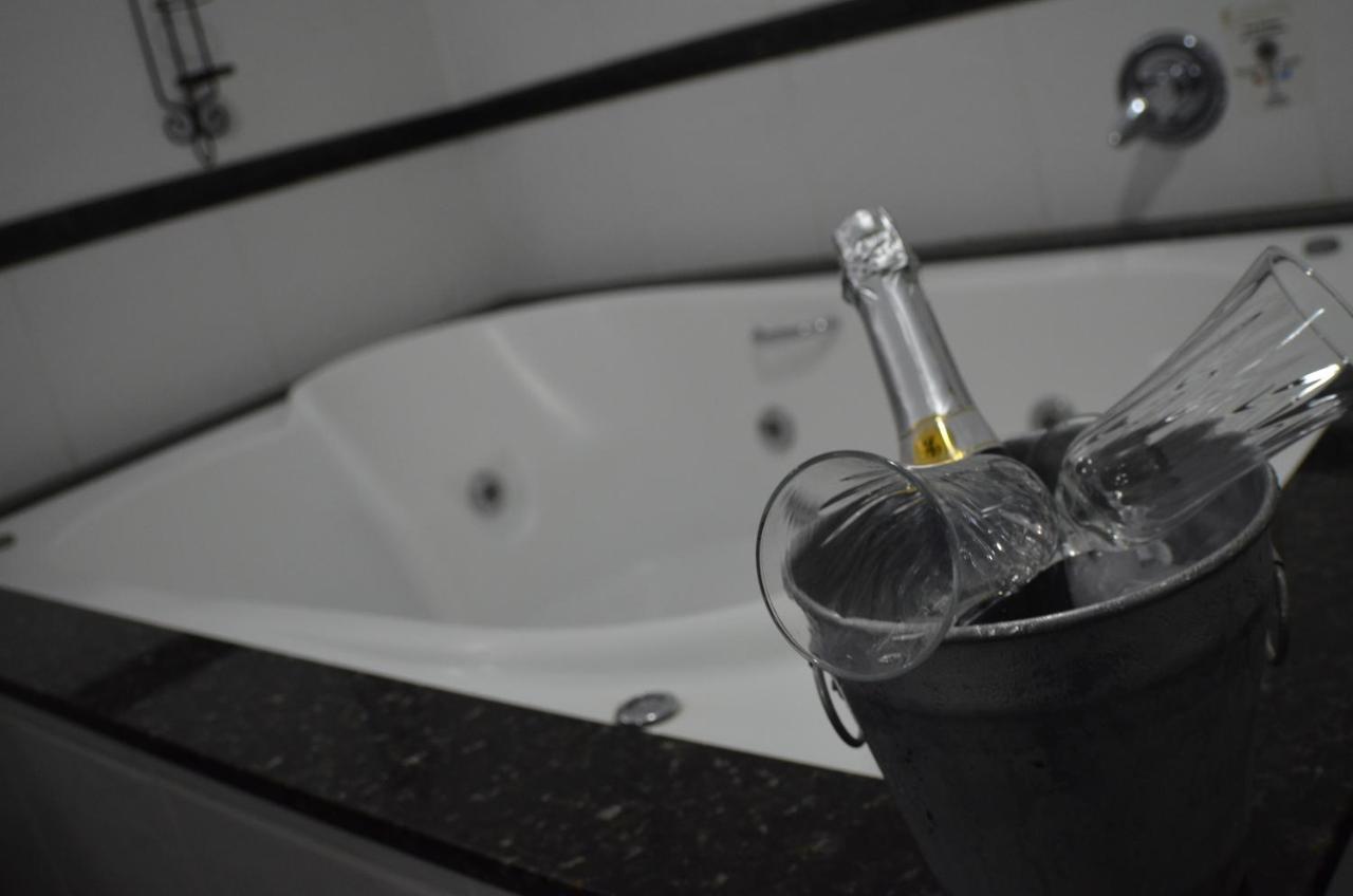 Constantino Hotel E Eventos Juiz de Fora Zewnętrze zdjęcie A bottle of champagne in a champagne bucket