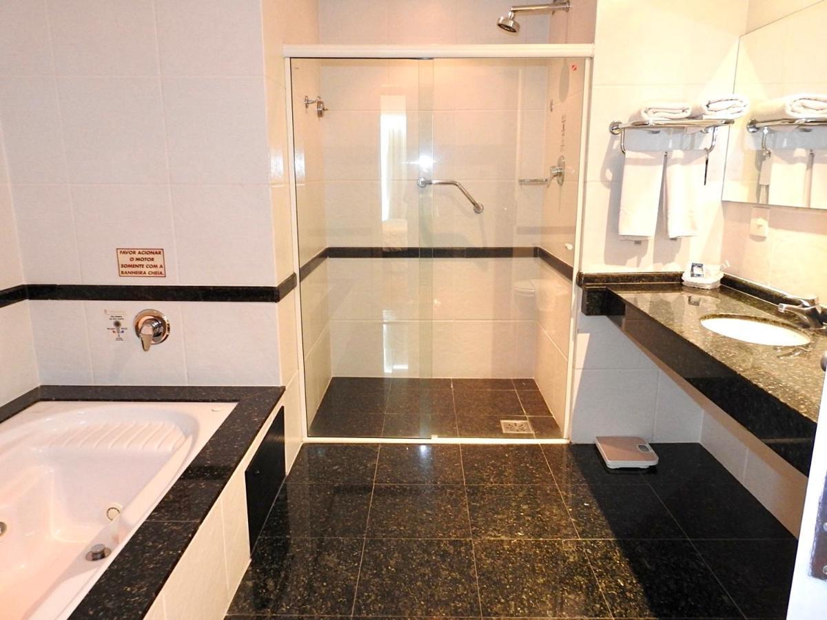 Constantino Hotel E Eventos Juiz de Fora Zewnętrze zdjęcie A shower cubicle