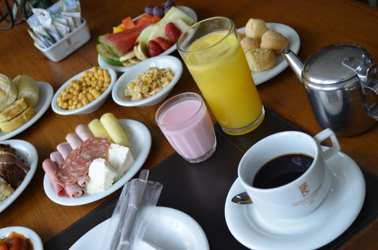 Constantino Hotel E Eventos Juiz de Fora Zewnętrze zdjęcie A typical breakfast in Brazil