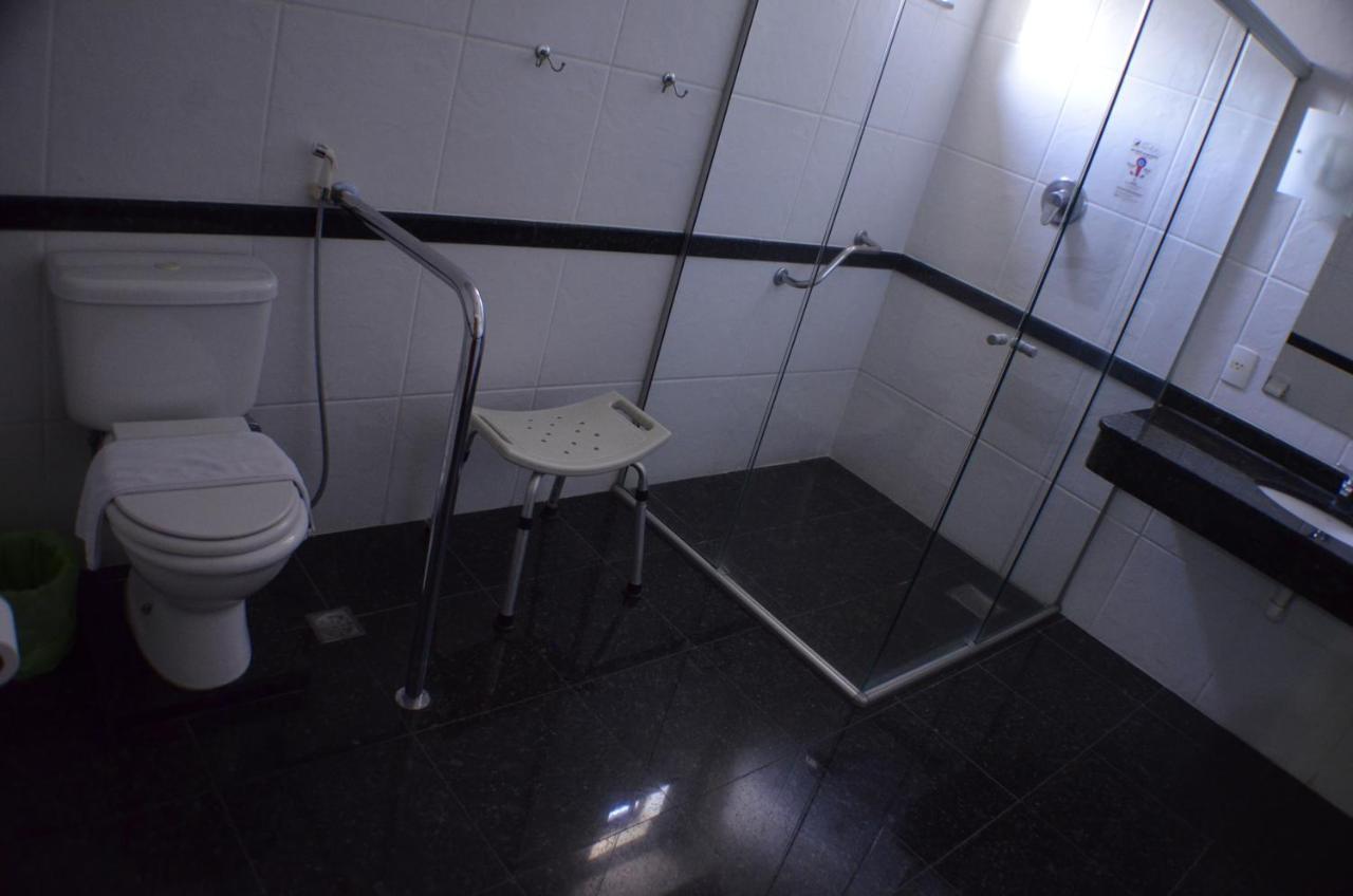 Constantino Hotel E Eventos Juiz de Fora Zewnętrze zdjęcie Bathroom with a shower seat