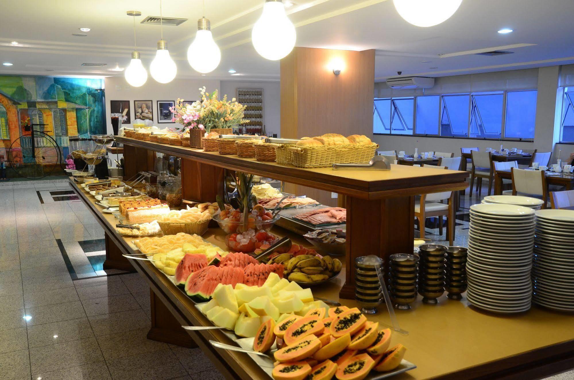 Constantino Hotel E Eventos Juiz de Fora Zewnętrze zdjęcie A buffet at a hotel